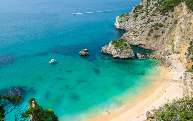 ribeira do cavalo beach in sesimbra