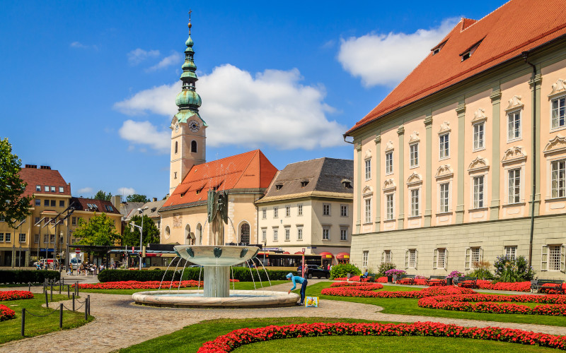 Kiki-Kogelnik-Brunnen in Klagenfurt lake Wörthersee