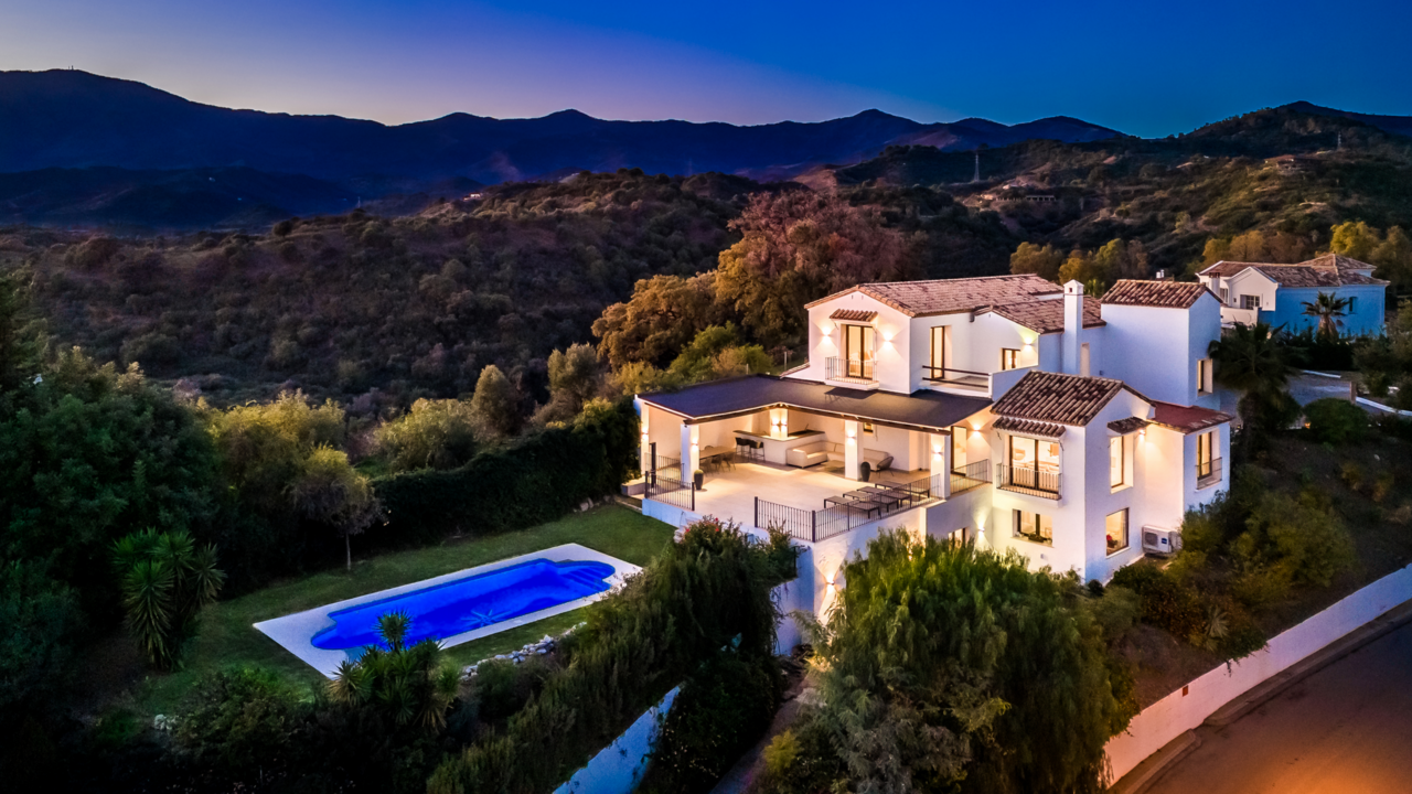 Photo of Luxury 5 Bedroom Villa