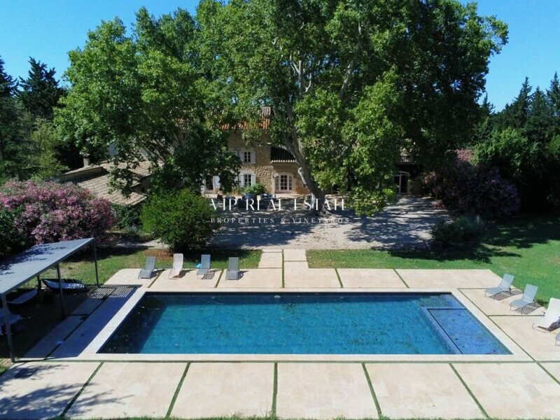 Stunning large house between Luberon & Avignon Accommodation in Isle sur la Sorgue