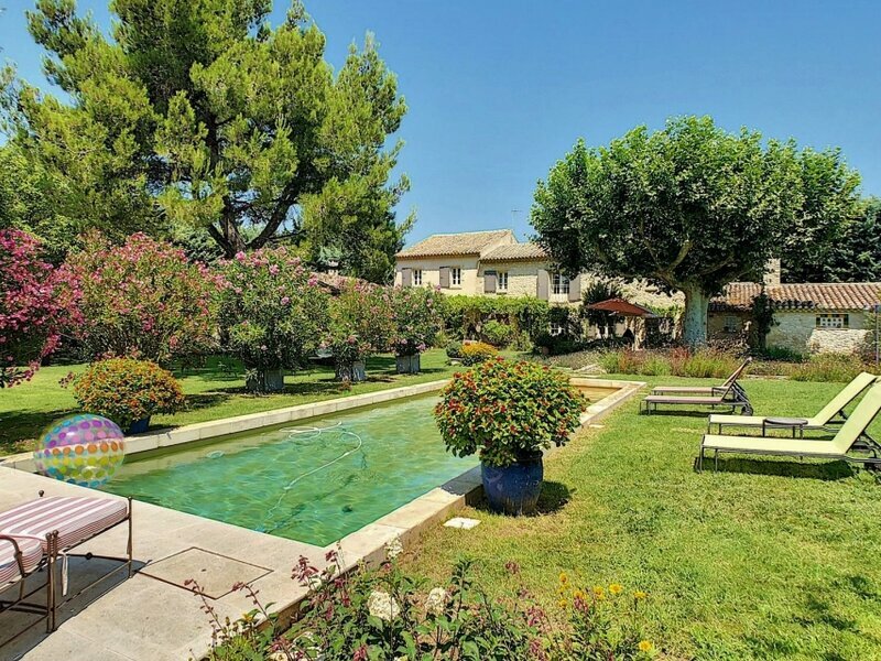 18th Century stone Farmhouse   Accommodation in Isle sur la Sorgue