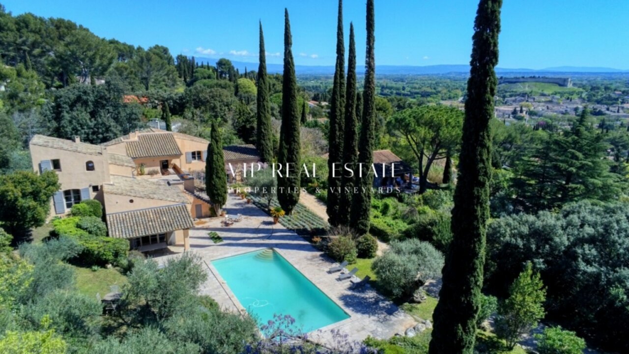 Photo of Tuscan style villa with private pool above Villeneuve Lès Avignon