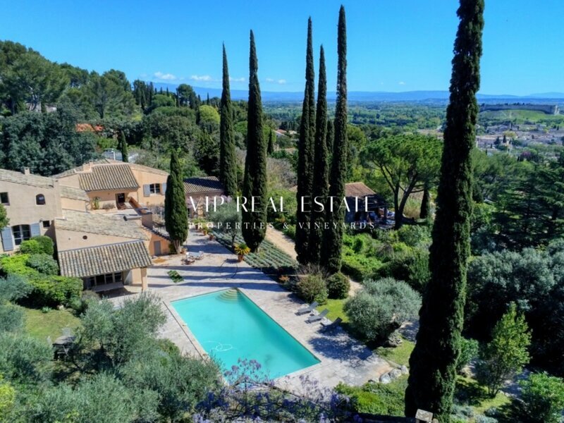 Tuscan style villa with private pool above Villeneuve Lès Avignon Accommodation in Avignon