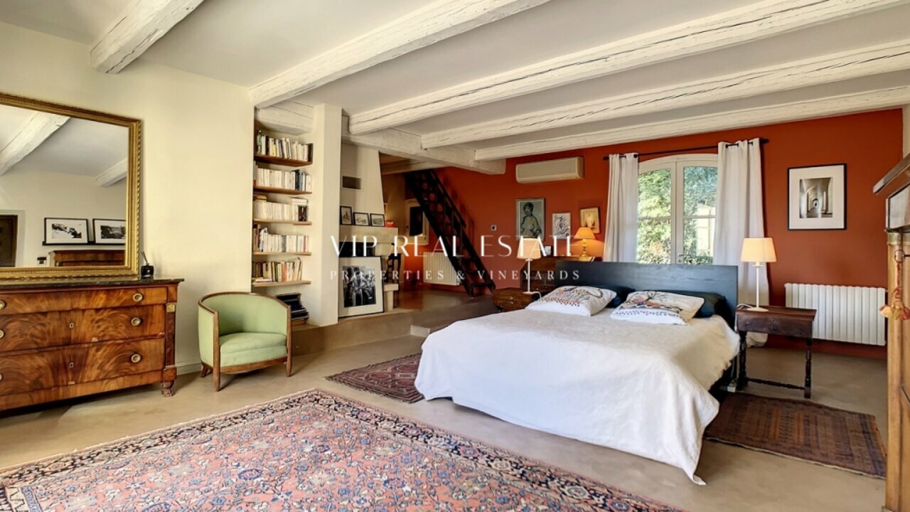 Photo of Tuscan style villa with private pool above Villeneuve Lès Avignon