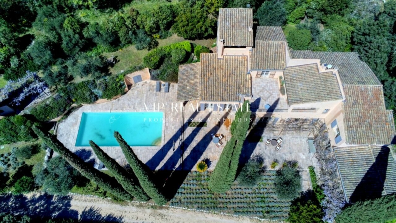 Photo of Tuscan style villa with private pool above Villeneuve Lès Avignon