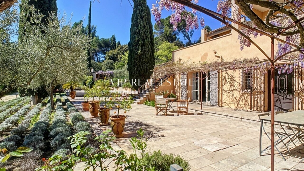 Photo of Tuscan style villa with private pool above Villeneuve Lès Avignon