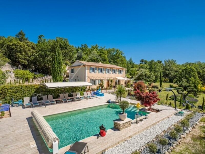 A country house in Gordes  Accommodation in Gordes